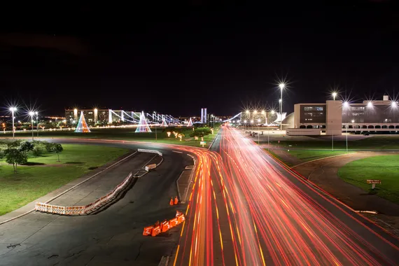 Avenida principal de Brasília à noite