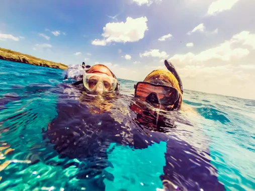 Homem e mulher mergulhando juntos na ilha de Curaçao