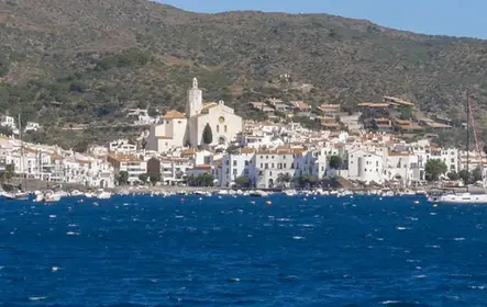 Costa Brava: Tour en catamarán a Cadaqués desde Roses o Santa Margarita