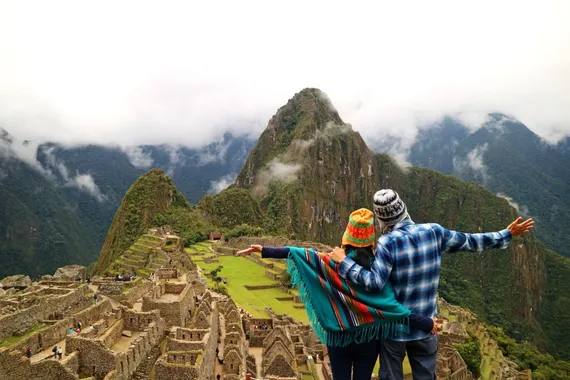 Casal Curtido a Vista em Machu Picchu, Cusco