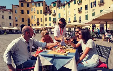 Tour en bicicleta eléctrica dulce y salada por Lucca con degustación de comida