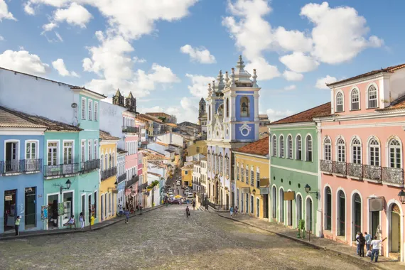 Casas coloridas na rua do Pelourinho, em Salvador